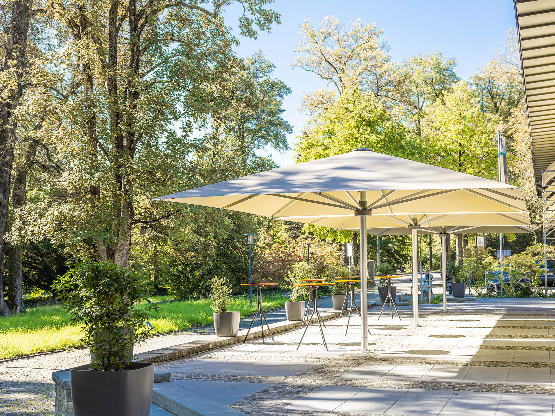 Terasse vor dem Hauptgebäude Pavillon im Park